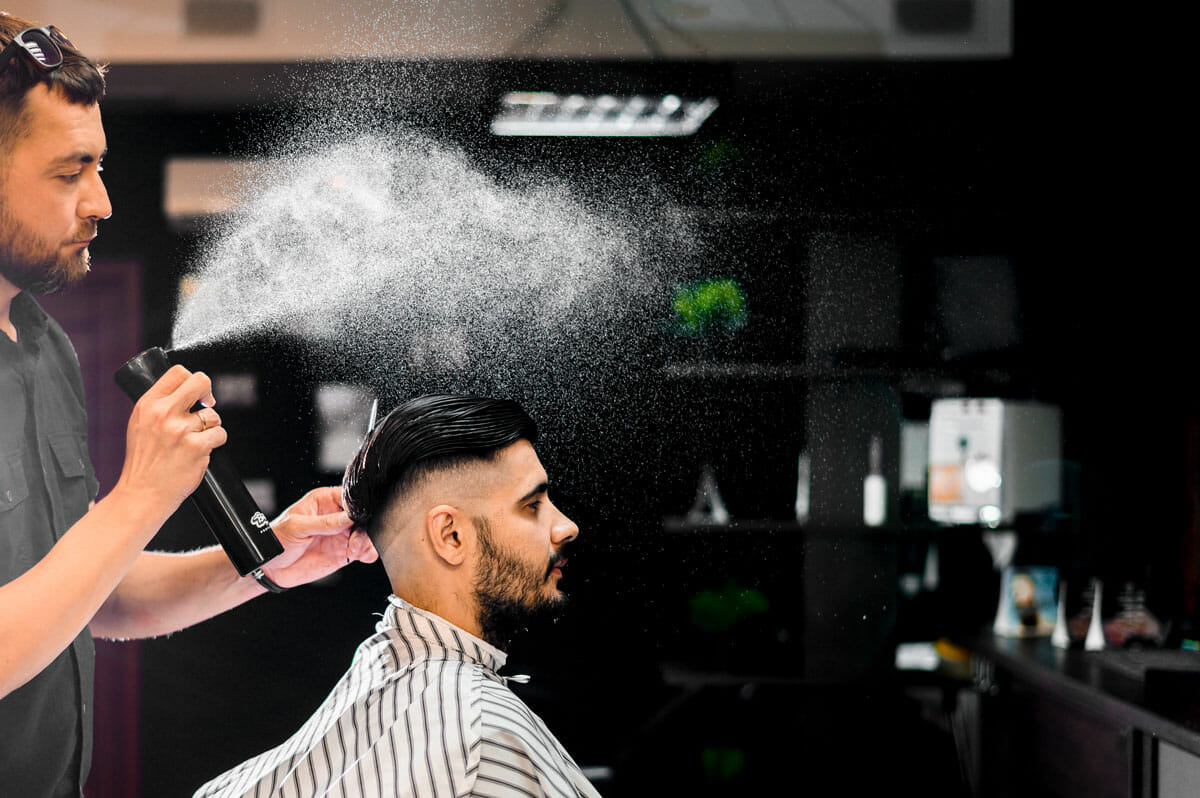 aplicando-spray-do-serviço-de-corte-da-barbearia